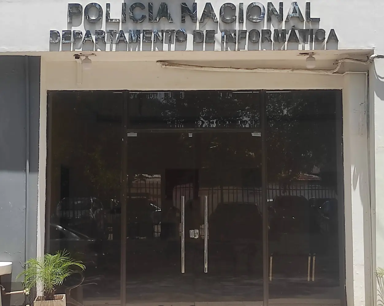 Entrance to the Policía Nacional Departamento de Informática on Avda. Mcal. López, where the cybercrime certificate is issued